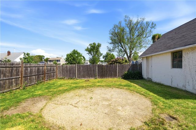 25 Oakdale Street, Warwick, RI 02888