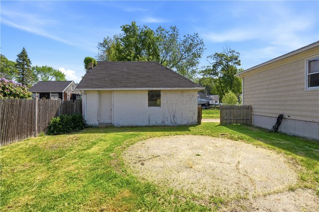 25 Oakdale Street, Warwick, RI 02888