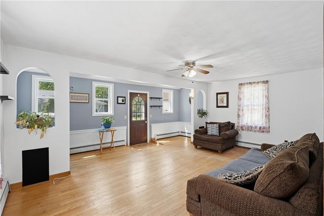 25 Oakdale Street, Warwick, RI 02888