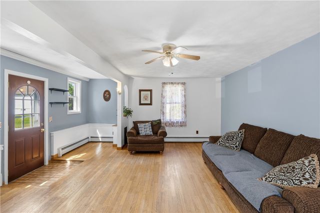 25 Oakdale Street, Warwick, RI 02888