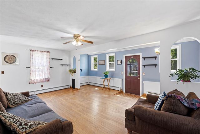 25 Oakdale Street, Warwick, RI 02888