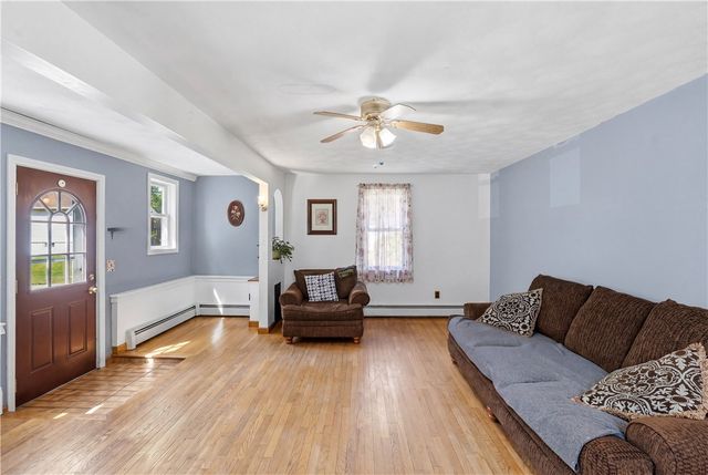 25 Oakdale Street, Warwick, RI 02888