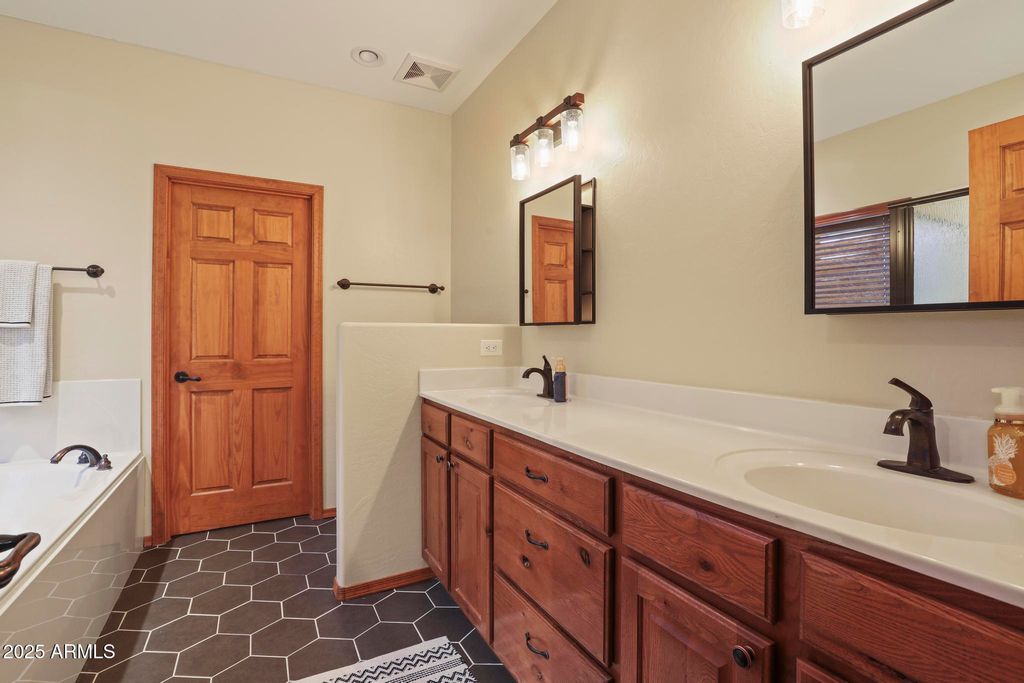 Image 20 of property listing at 2700 S MARSHALLS Run, Show Low, AZ 85901