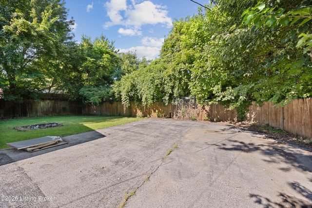 3774 E Blue Lick Rd, Louisville, KY 40229
