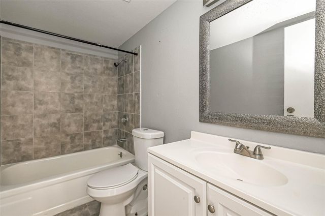 13480 S Thorntree Drive 1202, Houston, TX 77015