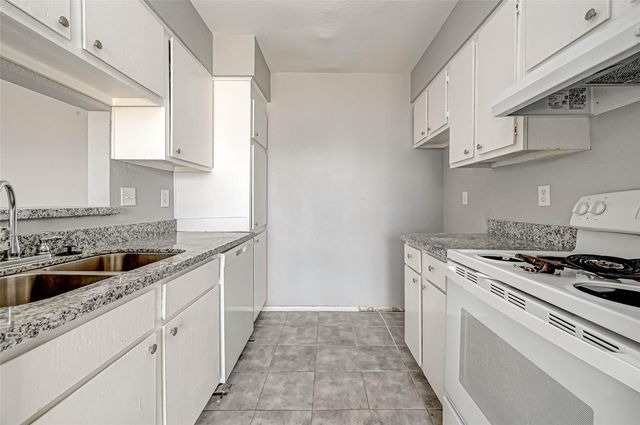 13480 S Thorntree Drive 1202, Houston, TX 77015
