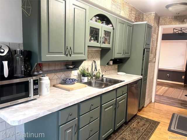 1458 E Hayes Avenue, Hazel Park, MI 48030