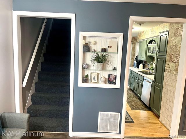 1458 E Hayes Avenue, Hazel Park, MI 48030