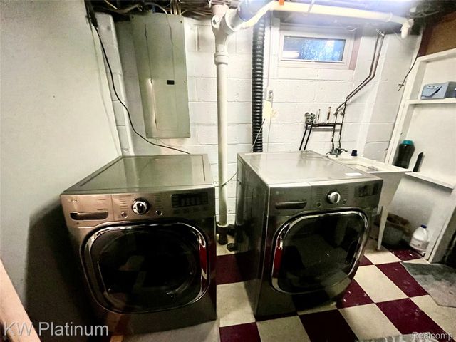 1458 E Hayes Avenue, Hazel Park, MI 48030