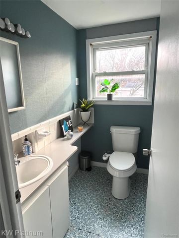 1458 E Hayes Avenue, Hazel Park, MI 48030