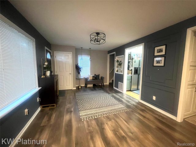 1458 E Hayes Avenue, Hazel Park, MI 48030