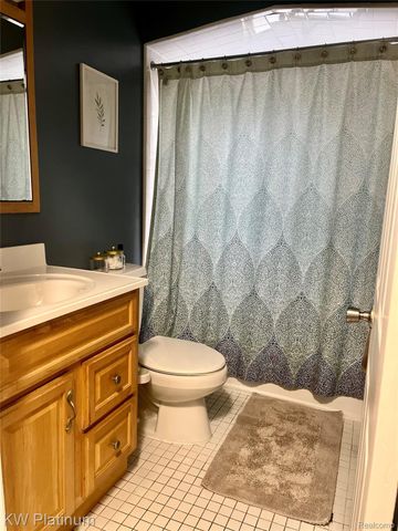 1458 E Hayes Avenue, Hazel Park, MI 48030