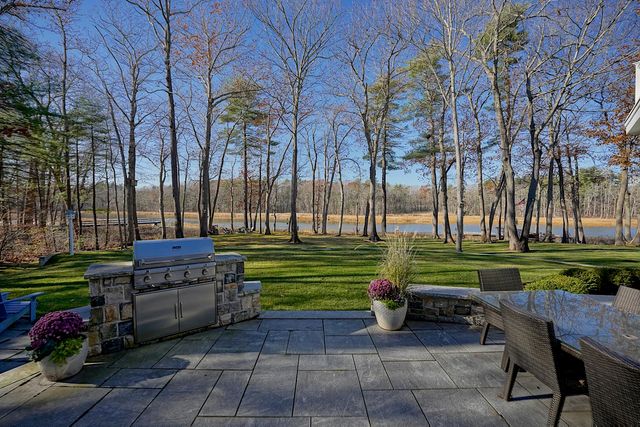 10 Wingate Court, Stratham, NH 03885