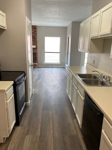 805 Melville Drive, Arlington, TX 76015
