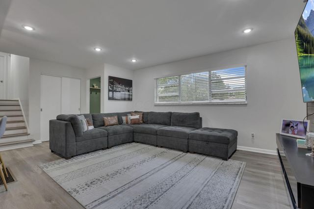 1053 Carrousel Drive E, Reynoldsburg, OH 43068