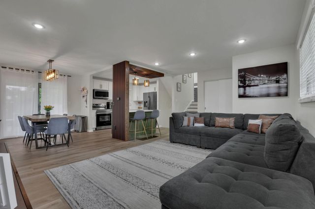1053 Carrousel Drive E, Reynoldsburg, OH 43068