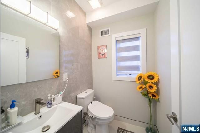 229 6th Street B, Fairview, NJ 07022