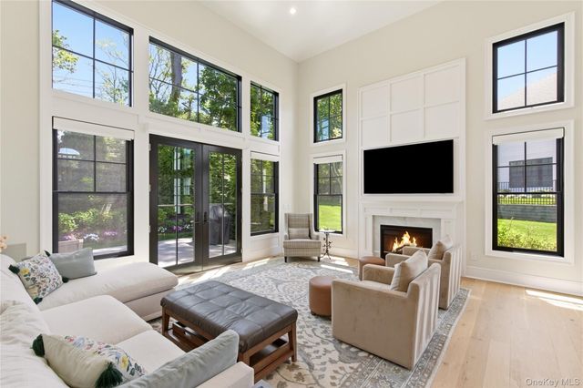 102 Three Ponds Lane E, Woodbury, NY 11797