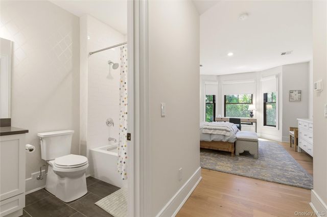 102 Three Ponds Lane E, Woodbury, NY 11797