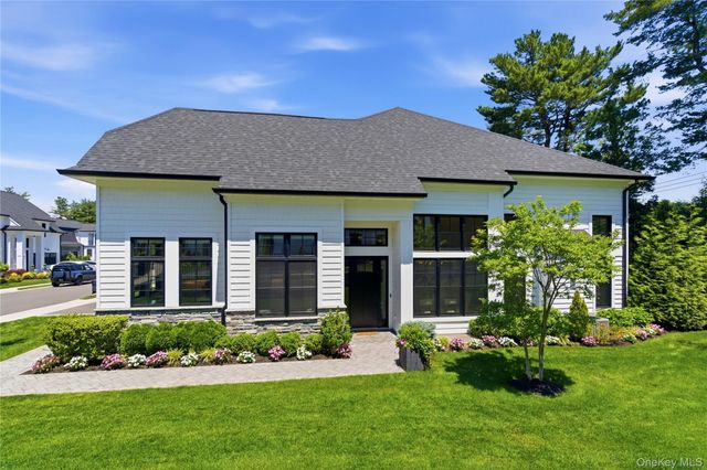 102 Three Ponds Lane E, Woodbury, NY 11797