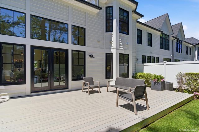102 Three Ponds Lane E, Woodbury, NY 11797