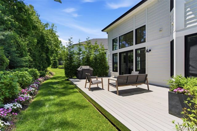 102 Three Ponds Lane E, Woodbury, NY 11797