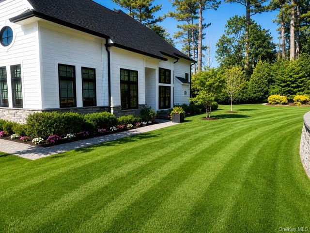 102 Three Ponds Lane E, Woodbury, NY 11797