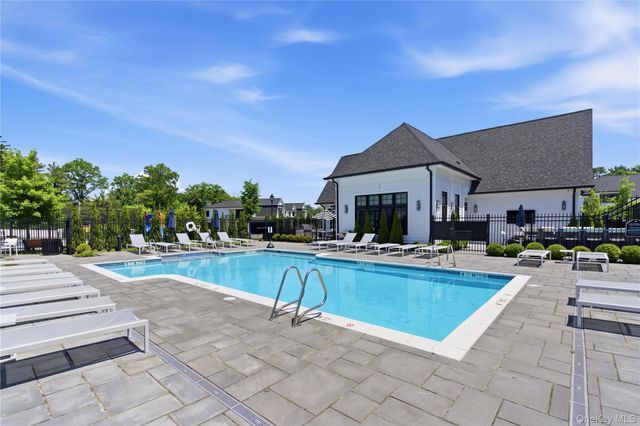 102 Three Ponds Lane E, Woodbury, NY 11797