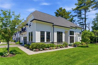 102 Three Ponds Lane E, Woodbury, NY 11797