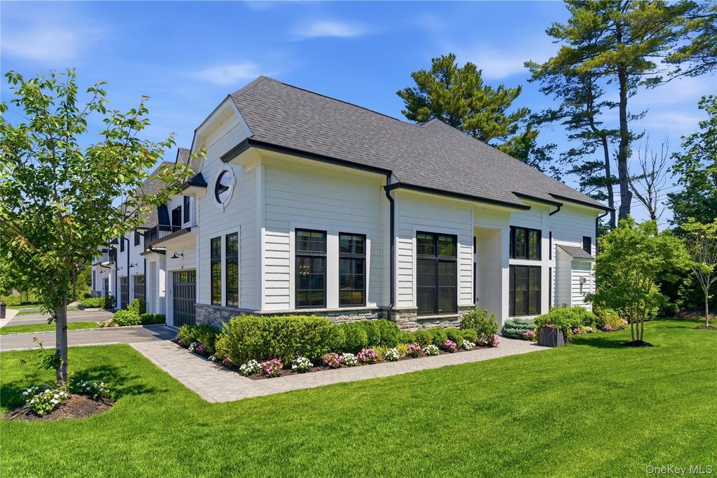 102 Three Ponds Lane E, Woodbury, NY 11797