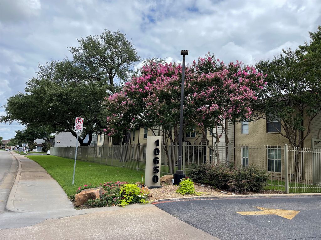 10650 Steppington Drive 146, Dallas, TX 75230