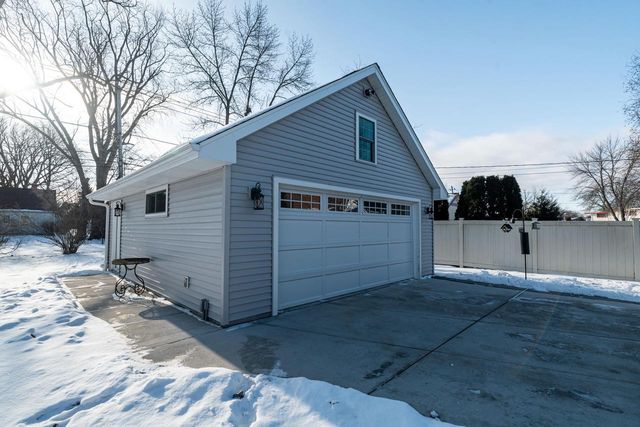 7506 N Crossway ROAD, Fox Point, WI 53217