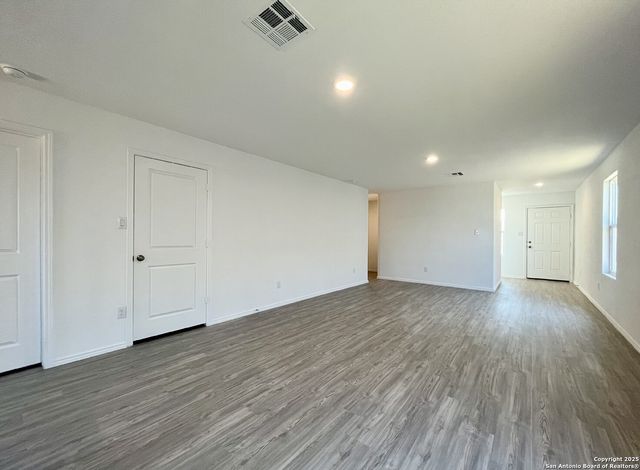 2807 Stigler Dr, Converse, TX 78109