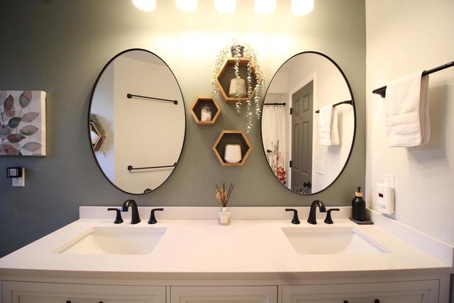 9830 W Plainfield AVENUE, Greenfield, WI 53228