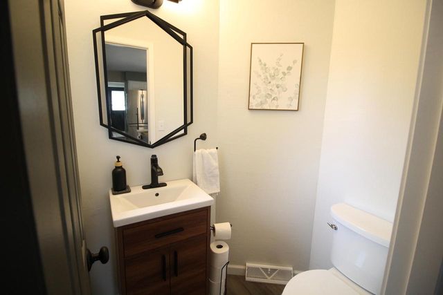 9830 W Plainfield AVENUE, Greenfield, WI 53228