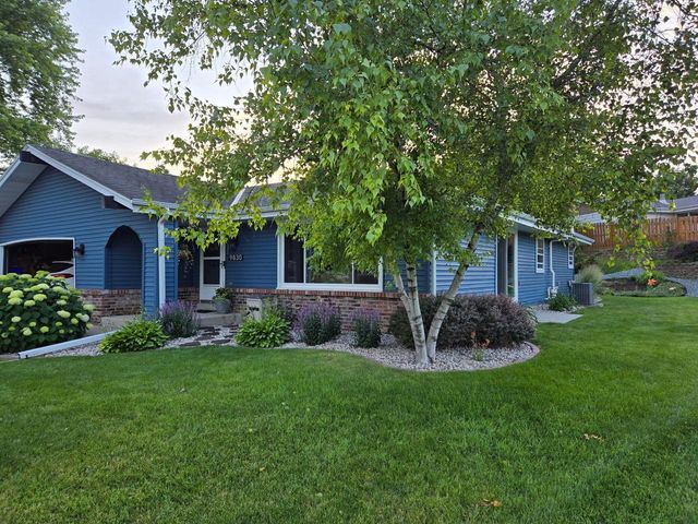 9830 W Plainfield AVENUE, Greenfield, WI 53228