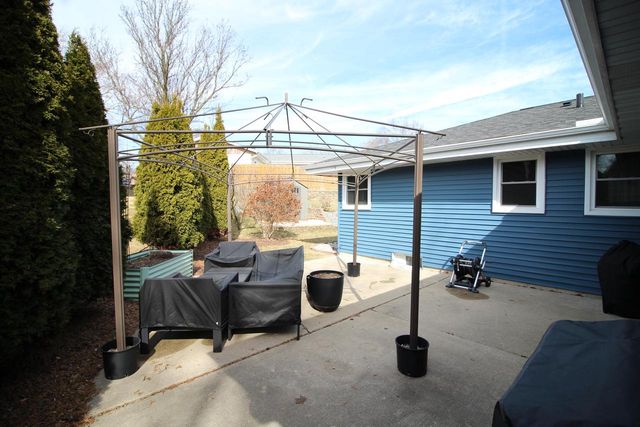 9830 W Plainfield AVENUE, Greenfield, WI 53228