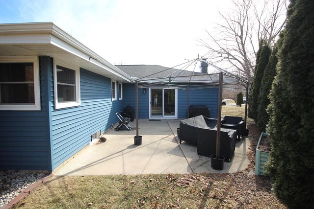 9830 W Plainfield AVENUE, Greenfield, WI 53228