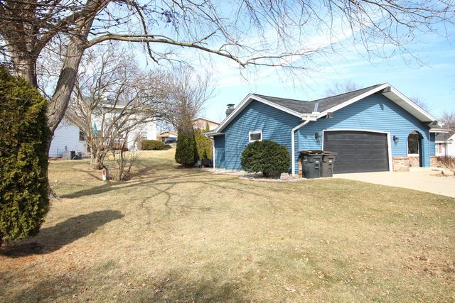 9830 W Plainfield AVENUE, Greenfield, WI 53228