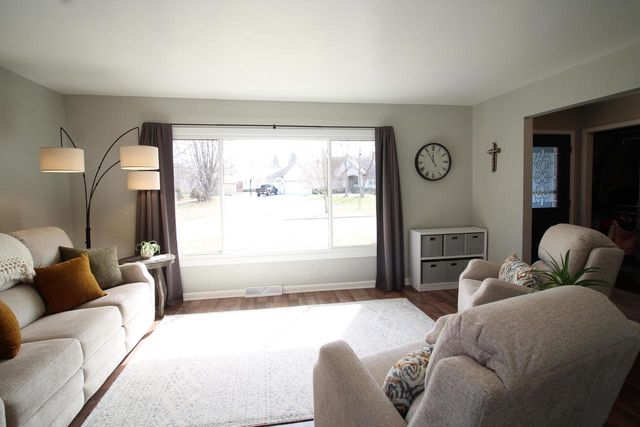 9830 W Plainfield AVENUE, Greenfield, WI 53228