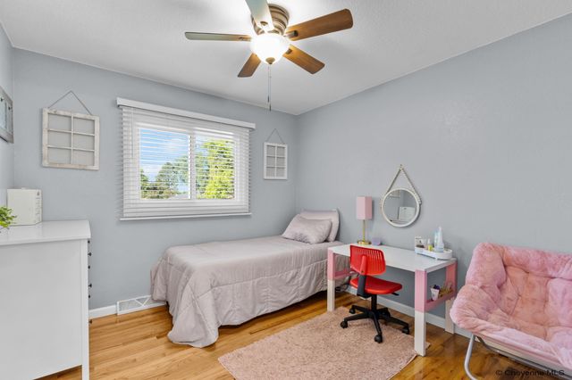 5041 ROUNDTOP DR, Cheyenne, WY 82009