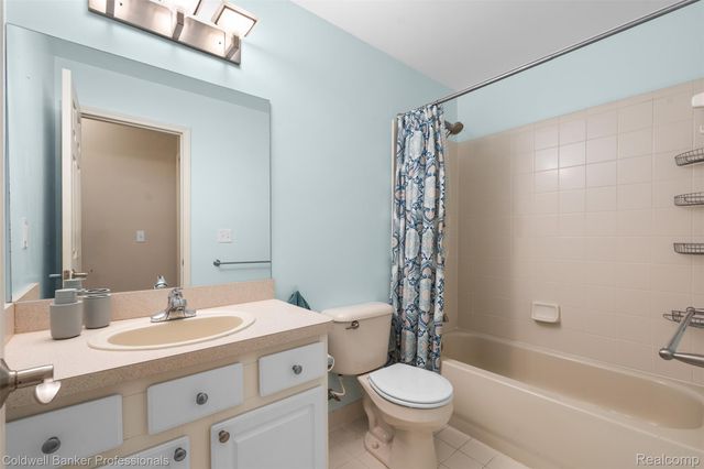 21105 Chesapeake Circle 243, Commerce Charter Township, MI 48390