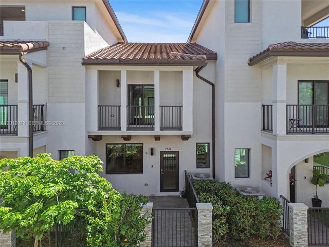 4527 NW 83rd Path, Doral, FL 33166