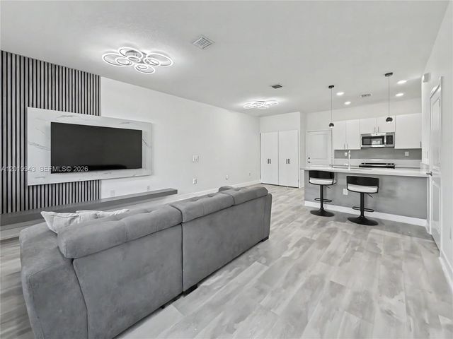4527 NW 83rd Path, Doral, FL 33166