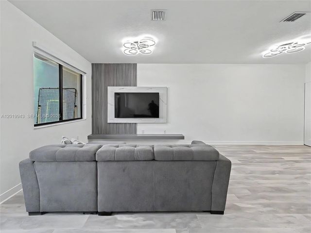 4527 NW 83rd Path, Doral, FL 33166