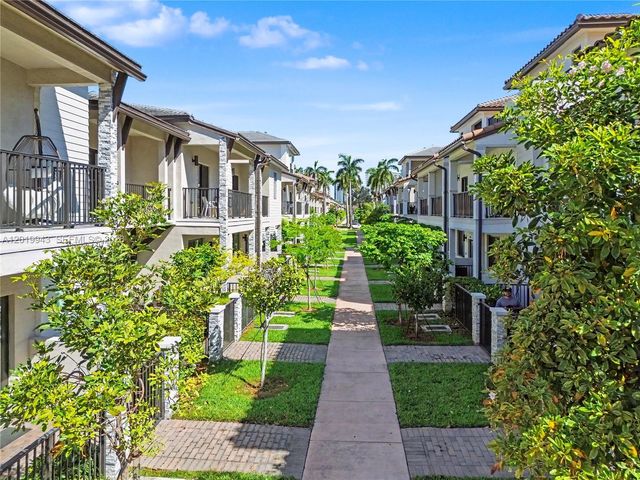 4527 NW 83rd Path, Doral, FL 33166