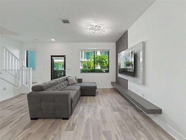 4527 NW 83rd Path, Doral, FL 33166