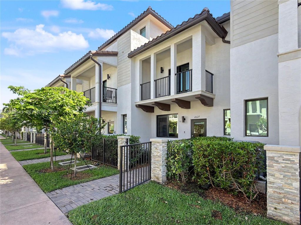 4527 NW 83rd Path, Doral, FL 33166