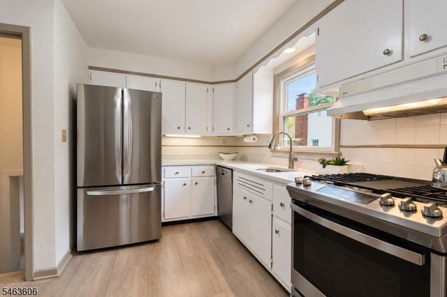 5 Surrey Ln, Madison Boro, NJ 07940