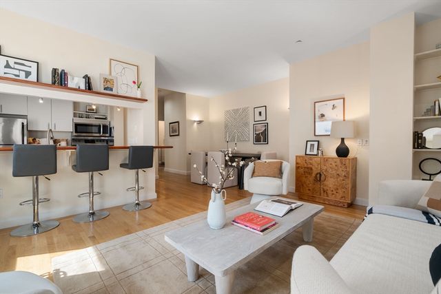 2 Clarendon St 302, Boston, MA 02116